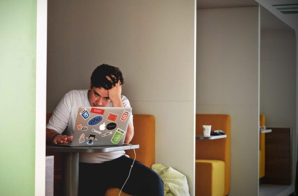 Tout savoir sur le stress : définition, causes, symptômes et solutions